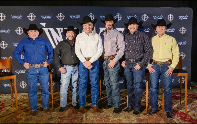 Intocable. La agrupación posa desde el Freeman Coliseum, en San Antonio, Texas. AFP