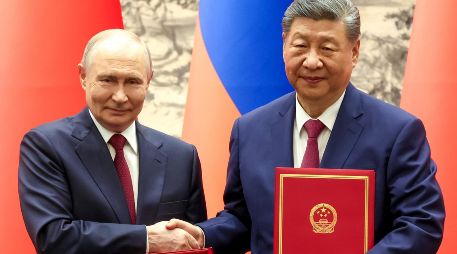 Vladimir Putin y Xi Jinping aprobaron una segunda declaración sobre el establecimiento de un mundo multipolar y unas relaciones de nuevo tipo. EFE/A. Kazakov