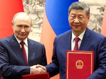 Vladimir Putin y Xi Jinping aprobaron una segunda declaración sobre el establecimiento de un mundo multipolar y unas relaciones de nuevo tipo. EFE/A. Kazakov