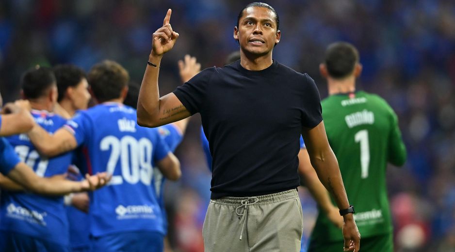 Joel Huiqui celebra tras el partido de cuartos de final entre Cruz Azul y Atlas. IMAGO7/E. Espinosa
