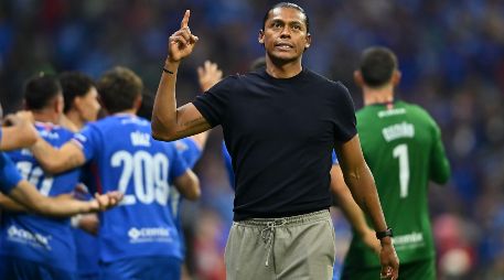 Joel Huiqui celebra tras el partido de cuartos de final entre Cruz Azul y Atlas. IMAGO7/E. Espinosa