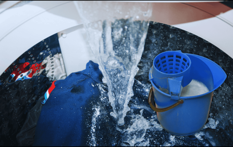 El agua del primer ciclo de lavado contiene la mayor cantidad de suciedad y detergente, mientras que el líquido del enjuague final sale mucho más limpio, claro y versátil para otros usos. ESPECIAL / CANVA