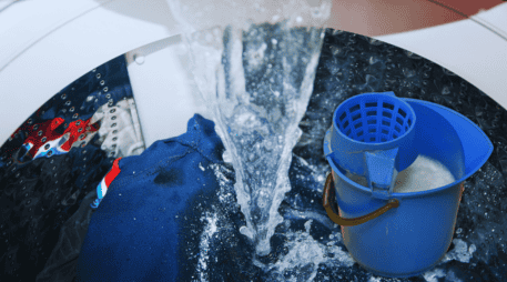 El agua del primer ciclo de lavado contiene la mayor cantidad de suciedad y detergente, mientras que el líquido del enjuague final sale mucho más limpio, claro y versátil para otros usos. ESPECIAL / CANVA