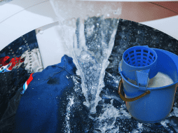 El agua del primer ciclo de lavado contiene la mayor cantidad de suciedad y detergente, mientras que el líquido del enjuague final sale mucho más limpio, claro y versátil para otros usos. ESPECIAL / CANVA