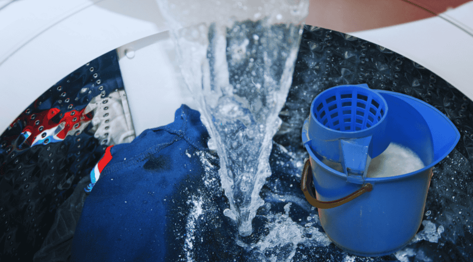 El agua del primer ciclo de lavado contiene la mayor cantidad de suciedad y detergente, mientras que el líquido del enjuague final sale mucho más limpio, claro y versátil para otros usos. ESPECIAL / CANVA