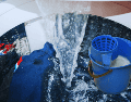 El agua del primer ciclo de lavado contiene la mayor cantidad de suciedad y detergente, mientras que el líquido del enjuague final sale mucho más limpio, claro y versátil para otros usos. ESPECIAL / CANVA