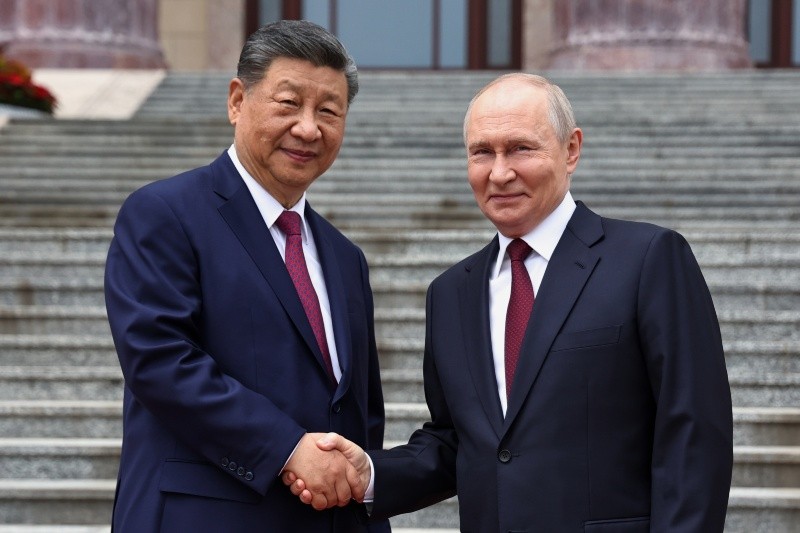 El presidente de Rusia, Vladímir Putin (derecha), y el de China, Xi Jinping, durante la ceremonia de bienvenida en el Gran Salón del Pueblo, en Beijing, China, el 20 de mayo de 2026. AP /Alexander Kazakov / Sputnik, Kremlin Pool 