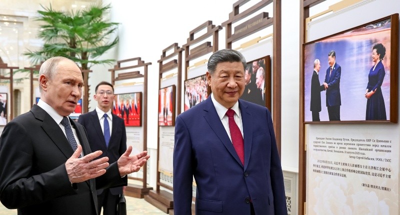 Putin y Xi Jinping en una exhibición de fotos durante la cumbre entre Rusia y China. EFE / EPA / ALEXANDER KAZAKOV / SPUTNIK / KREMLIN POOL 