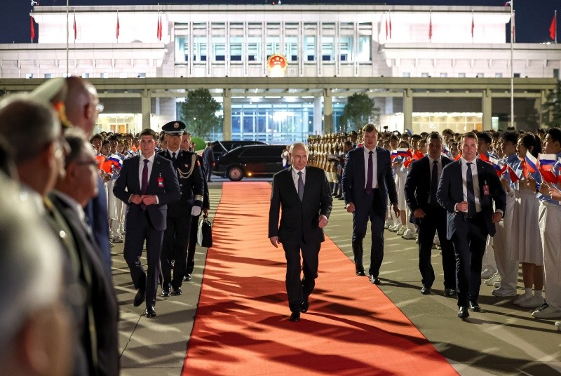 Salida del presidente ruso Vladimir Putin rumbo al aeropuerto de Beijing. EFE / EPA / ALEXANDER KAZAKOV / KREMLIN / POOL MANDATORY CREDIT