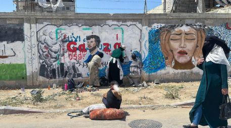 La ONG HRW aseguró que los civiles en Gaza continúan enfrentando hambre, falta de atención médica y violencia. EFE/A. Bureij