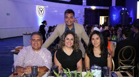 Ramón Esparza, Octavio Torres, Erika Lecourtois y Lina Reséndiz. GENTE BIEN JALISCO / Universidad UNIVA Guadalajara