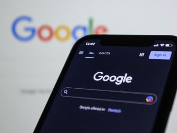 Ante el avance rápido de la IA, como la de Google, muchos se preguntan si esta innovación ayudará a los trabajadores o terminará por reemplazarlos. UNSPLASH / S. SPEED