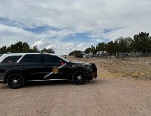 Un vehículo de la Policía Estatal de Nuevo México acordona un barrio de Mountainair, Nuevo México, donde se registró la exposición a la sustancia. AP/S. Peters