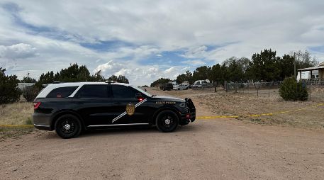Un vehículo de la Policía Estatal de Nuevo México acordona un barrio de Mountainair, Nuevo México, donde se registró la exposición a la sustancia. AP/S. Peters