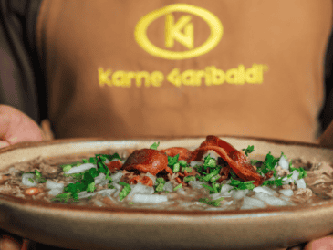 La experiencia de comer en este recinto responde al porqué miles de turistas lo incluyen en su itinerario al visitar la ciudad. Karne Garibaldi ESPECIAL