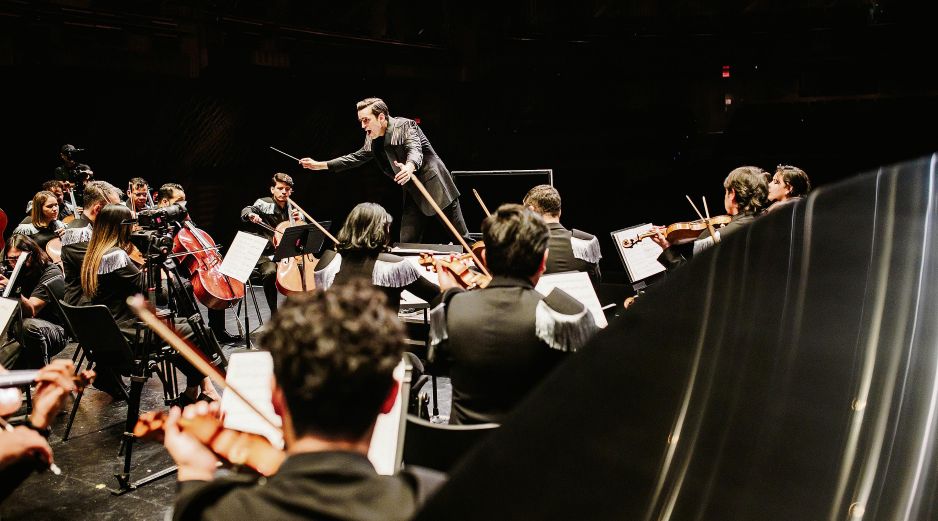 El músico Juan Pablo Contreras dirige a la Orquesta Latino Mexicana, en la foto. CORTESÍA
