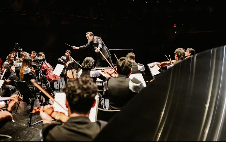 El músico Juan Pablo Contreras dirige a la Orquesta Latino Mexicana, en la foto. CORTESÍA