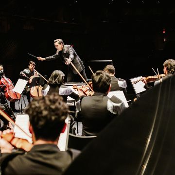 El músico Juan Pablo Contreras dirige a la Orquesta Latino Mexicana, en la foto. CORTESÍA