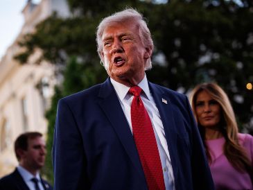 La nueva orden ejecutiva firmada por Trump ordena reforzar la vigilancia sobre transferencias internacionales de bajo monto. EFE/S. Corum
