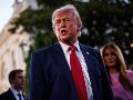 La nueva orden ejecutiva firmada por Trump ordena reforzar la vigilancia sobre transferencias internacionales de bajo monto. EFE/S. Corum