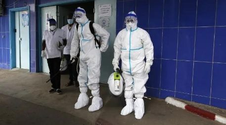 El virus comenzó a dispersarse sin ser detectado y ha afectado incluso a personal médico. EFE/ Archivo