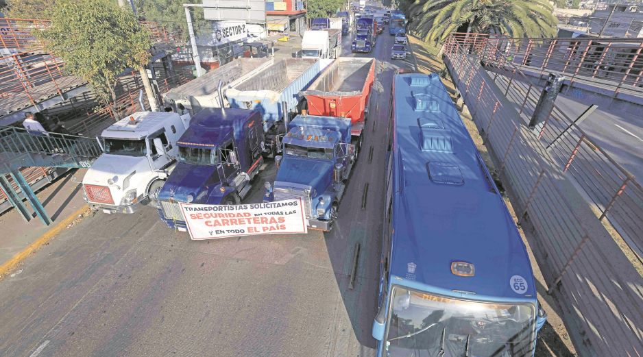 Tras una intensa jornada de caos vial, transportistas y campesinos llegaron a un acuerdo definitivo con la Segob. ESPECIAL