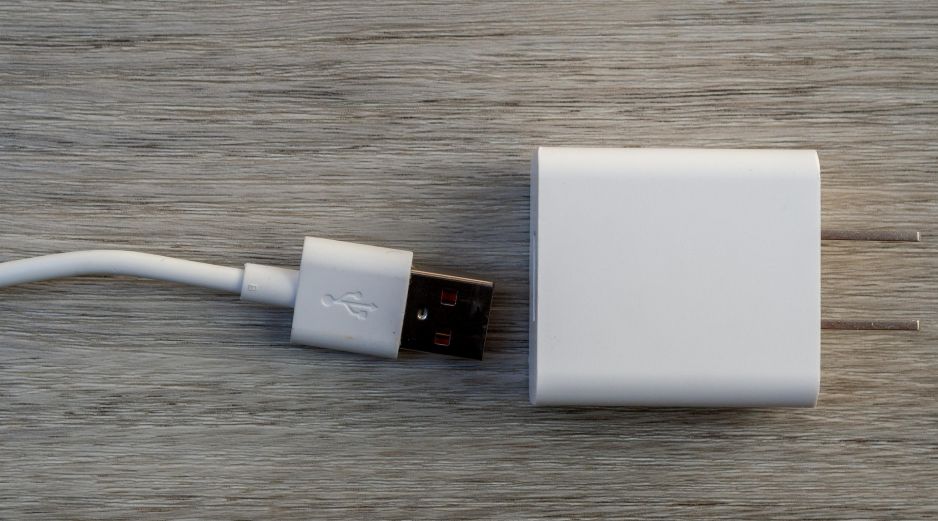Sentir que el adaptador de tu teléfono arde al tacto es una preocupación común que no debes ignorar. Unsplash