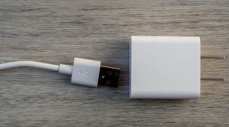 Sentir que el adaptador de tu teléfono arde al tacto es una preocupación común que no debes ignorar. Unsplash