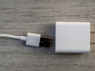 Sentir que el adaptador de tu teléfono arde al tacto es una preocupación común que no debes ignorar. Unsplash