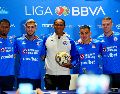 Joel Huiqui acompañado de jugadores en el día de medios, previo a la final contra Pumas. IMAGO7/M. Contreras