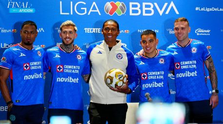 Joel Huiqui acompañado de jugadores en el día de medios, previo a la final contra Pumas. IMAGO7/M. Contreras