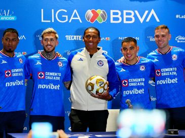 Joel Huiqui acompañado de jugadores en el día de medios, previo a la final contra Pumas. IMAGO7/M. Contreras