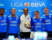 Joel Huiqui acompañado de jugadores en el día de medios, previo a la final contra Pumas. IMAGO7/M. Contreras