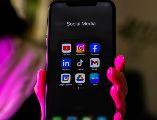 El regulador también adelantó que estudia utilizar nuevos poderes de inspección previstos en la Ley de Seguridad en Línea para auditar los sistemas de moderación, algoritmos y controles de edad de las plataformas en tiempo real. Unsplash