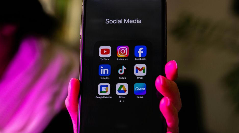 El regulador también adelantó que estudia utilizar nuevos poderes de inspección previstos en la Ley de Seguridad en Línea para auditar los sistemas de moderación, algoritmos y controles de edad de las plataformas en tiempo real. Unsplash