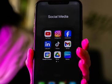 El regulador también adelantó que estudia utilizar nuevos poderes de inspección previstos en la Ley de Seguridad en Línea para auditar los sistemas de moderación, algoritmos y controles de edad de las plataformas en tiempo real. Unsplash