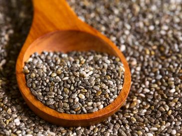 La gran versatilidad culinaria de la chía permite que se adapte a casi cualquier platillo sin alterar su sabor original, ya que su perfil gustativo es sumamente neutro. ESPECIAL / CANVA