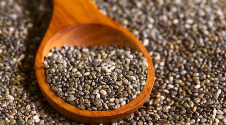 La gran versatilidad culinaria de la chía permite que se adapte a casi cualquier platillo sin alterar su sabor original, ya que su perfil gustativo es sumamente neutro. ESPECIAL / CANVA