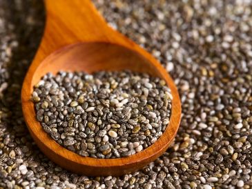 La gran versatilidad culinaria de la chía permite que se adapte a casi cualquier platillo sin alterar su sabor original, ya que su perfil gustativo es sumamente neutro. ESPECIAL / CANVA