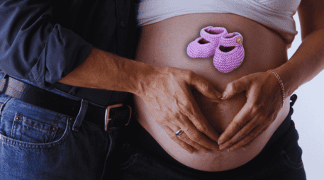 El objetivo principal de esta ley es garantizar una atención digna, segura y totalmente libre de violencia obstétrica, permitiendo que cada futura mamá elija libremente quién la acompaña en este proceso tan íntimo. ESPECIAL / CANVA