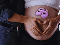 El objetivo principal de esta ley es garantizar una atención digna, segura y totalmente libre de violencia obstétrica, permitiendo que cada futura mamá elija libremente quién la acompaña en este proceso tan íntimo. ESPECIAL / CANVA