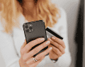 Los usuarios pueden confirmar si su línea ya está registrada ingresando al portal oficial de la Comisión Reguladora de Telecomunicaciones (CRT), utilizando el folio de alta proporcionado por su operadora, o revisando el estatus directamente en las aplicaciones móviles de su proveedor telefonico. CANVA