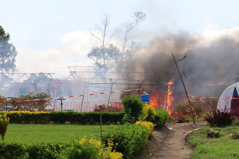 Un sitio de aislamiento de ébola es quemado en el poblado de Rwampara, cerca de Bunia de la provincia de Ituri. XINHUA/STR