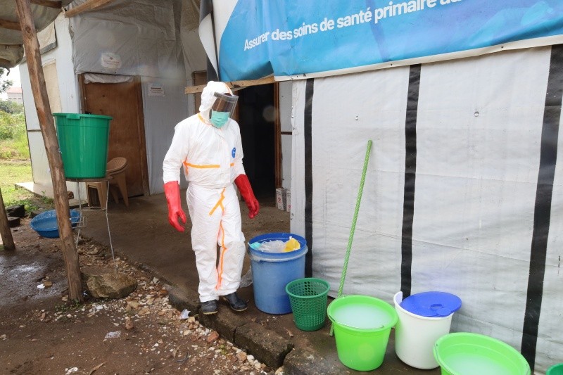 Un trabajador médico desinfecta un cuarto de cuarentena en un centro de tratamiento de ébola, en Bunia. XINHUA/STR