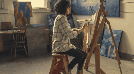 La búsqueda de una voz propia también puede influir en la forma en que los artistas se relacionan con los demás. CANVA