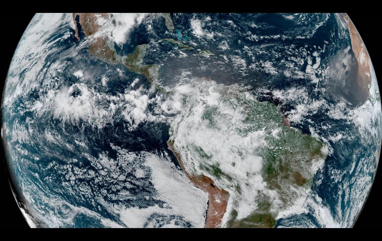 Fotografía satelital cedida este jueves por la NOAA a través del Centro Nacional de Huracanes (NHC) que muestra el estado del clima en el Atlántico y el Pacífico. EFE/NOAA