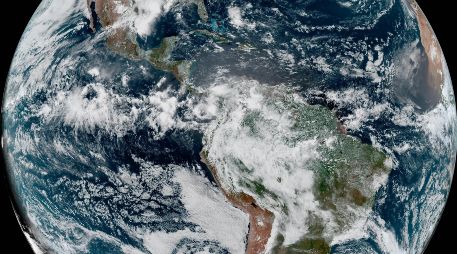 Fotografía satelital cedida este jueves por la NOAA a través del Centro Nacional de Huracanes (NHC) que muestra el estado del clima en el Atlántico y el Pacífico. EFE/NOAA
