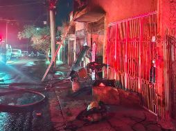 Al interior de la vivienda había bastante menaje, como ropa, muebles y camas, lo que propició que el incendio se propagara de manera acelerada. ESPECIAL / Bomberos Tonalá