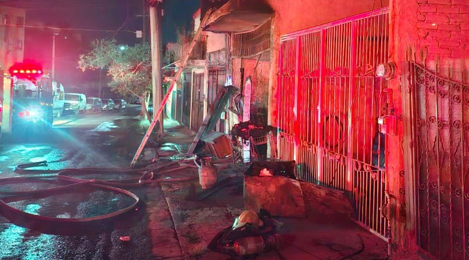 Al interior de la vivienda en Tonalá, había bastante menaje como ropa, muebles y camas, lo que propició que el incendio se propagara de manera acelerada. ESPECIAL / Bomberos Tonalá