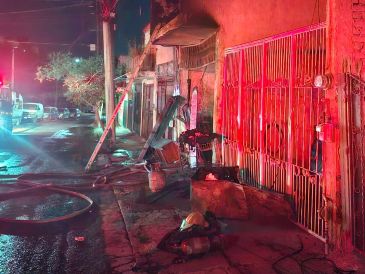 Al interior de la vivienda en Tonalá, había bastante menaje como ropa, muebles y camas, lo que propició que el incendio se propagara de manera acelerada. ESPECIAL / Bomberos Tonalá